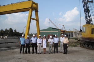  Fig. 3 Tour of Vinaconex Nr. 45 under the guidance of the directors of IFF Weimar, Dr. Palzer and Prof. Bui von Boi. 