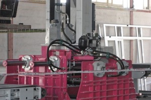  Fig. 4 Right: the Vorning transfer unit and, in the background, the crane with pallet storage area. Left: control room withsystem monitoring. 