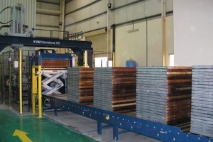  After turning, pallets are grouped into stacks of 25 and transported to the block machine using an automatic transfer unit 