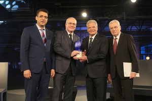  Bundespräsident Joachim Gauck (Zweiter von rechts) mit den Preisträgern (v.l.n.r.) Prof. Dr.-Ing. habil. Dipl.-Wirt. Ing. Chokri Cherif, Prof. Dr.-Ing. Manfred Curbach und Prof. Dr.-Ing. habil. Peter Offermann  