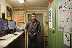  The Managing Director Marco Beeck in the control center of his concrete mixer. Here he uses the digital control of the Swiss company Sauter AG  