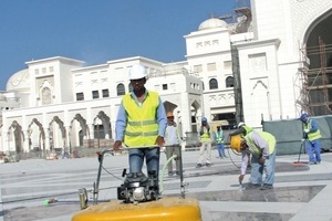  <div class="bildtext">Obwohl die Löhne in Abu Dhabi niedrig sind, lohnt sich der Einsatz der Easyfill-Verfugungsgeräte, da sie die Arbeit um das zehnfache beschleunigen</div> 