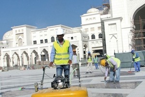  Obwohl die Löhne in Abu Dhabi niedrig sind, lohnt sich der Einsatz der Easyfill-Verfugungsgeräte, da sie die Arbeit um das zehnfache beschleunigen 