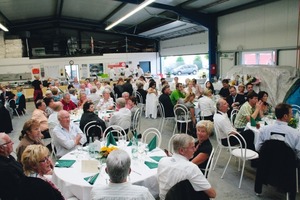  Abb. 1 Viele geladene Gäste kamen zur Jubiläumsfeier. Abb. 2 Der Firmeninhaber Dieter Rausch bei seiner Ansprache. 