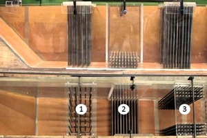  Vorderansicht und Draufsicht des Plexiglas-Behälters mit vier unterschiedlichen Bewehrungszonen. Auf der Betoneinleitungsseite des Behälters befindet sich eine Rampe 