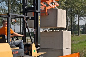  ... und an die Einbaustelle, zum Beispiel als freistehende Wand oder Schüttgutbox im Außenbereich, transportiert 