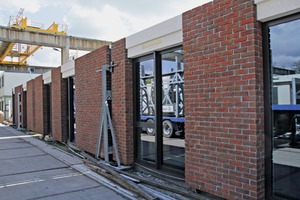  <div class="bildtext">Hochwertiges Sandwich-Fassadenelement auf dem Werkshof von Hurks in Veldhoven, bereit zum Abtransport auf die Baustelle in London, England</div> 
