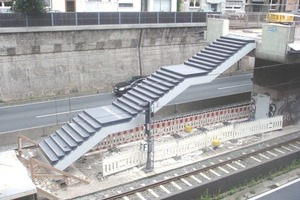  Abb.3b Die Treppe von dem Bahnsteig ist 4m breit und 15m lang.  