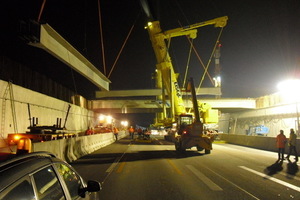  Montage der Betonträger für die Brückenbauwerke  