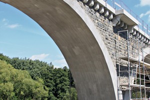  Bahnbrücke über dem Selbitztal: die Instandsetzung des Betons der Gewölbebögen erfolgt mit dem ­neuen, innovativen Carbonbeton 