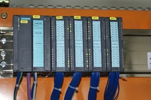  Abb. 5 In der österreichischen Kübelbahnanlage dirigiert hinter den Kulissen eine Siemens CPU 317-2 PN/DP als Master. Sie kommuniziert über ET200M Module mit den in den Kübeln platzierten Slaves. 